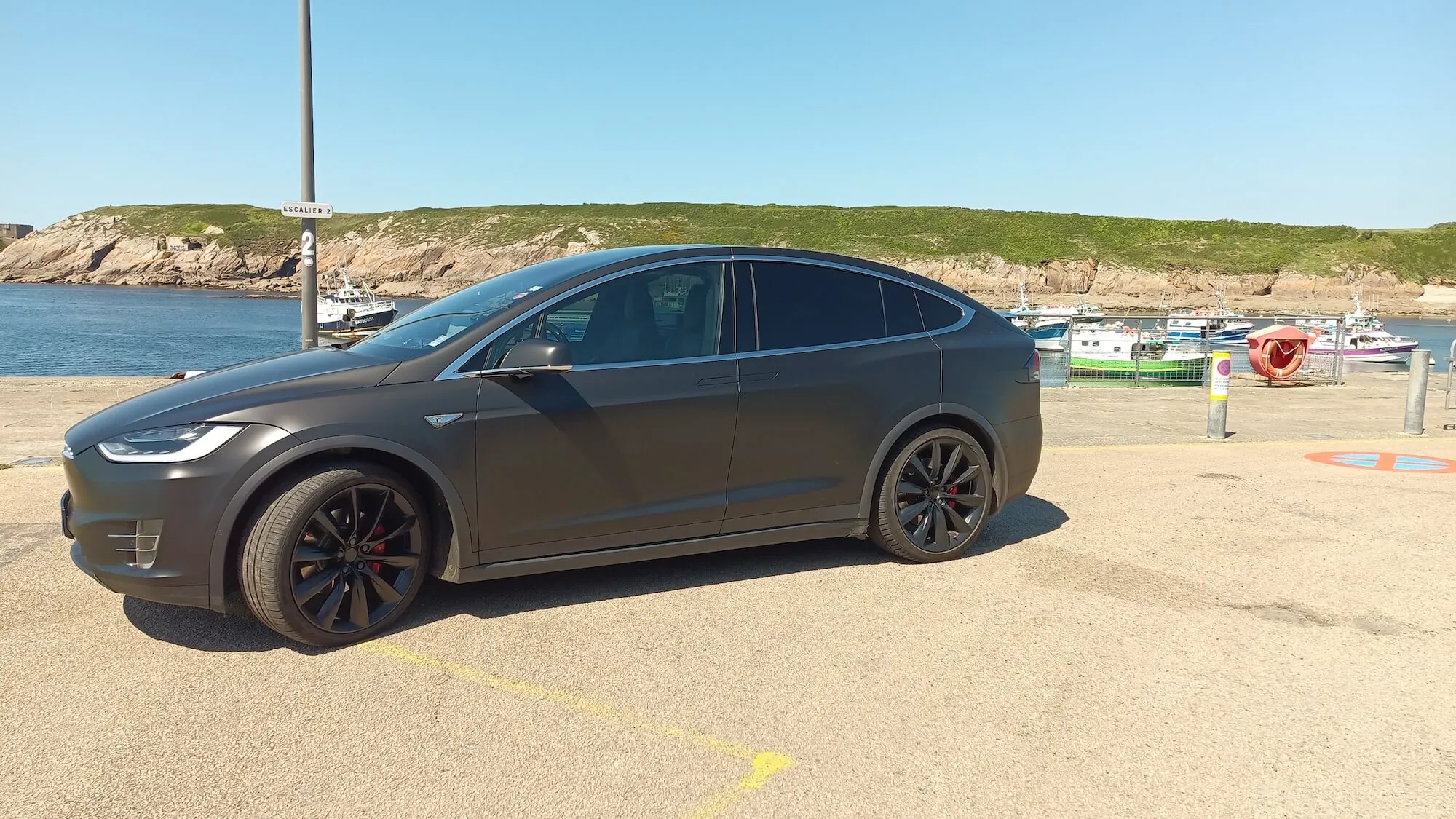 VTC Le Conquet — Tesla Model X au port